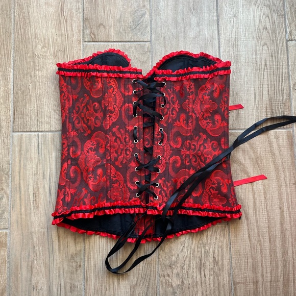 BOUTIQUE black & red paisley lace up corset with ruffle hem accent - Picture 5 of 7